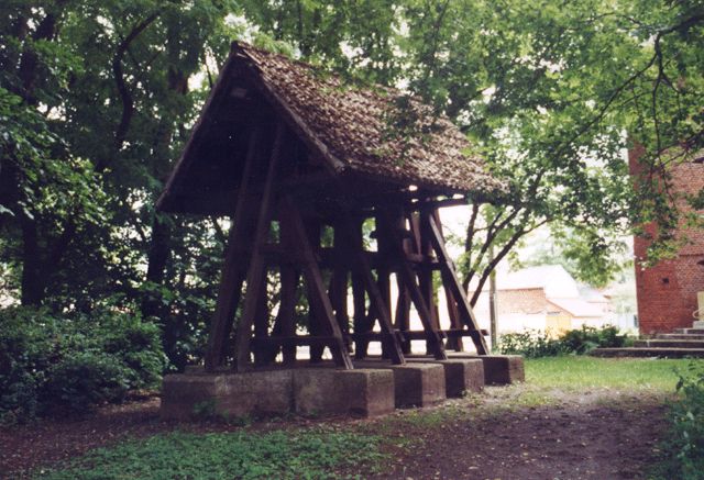 Kirchenläutwerk hinter der Kirche