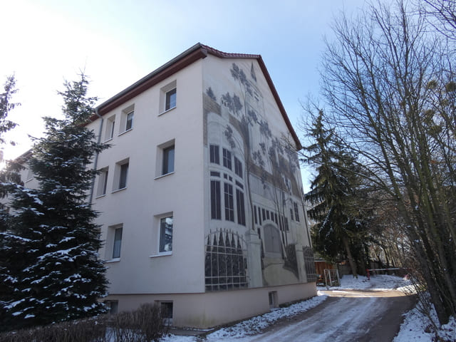 Fassadenmalerei neben der Kirche