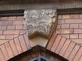Kirche St. Nikolai, Bauschmuck am Durchgang zum Nebengebäude