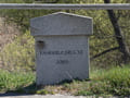 Markierungsstein an der Fährkrugbrücke