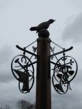 Skulptur mit Vogel