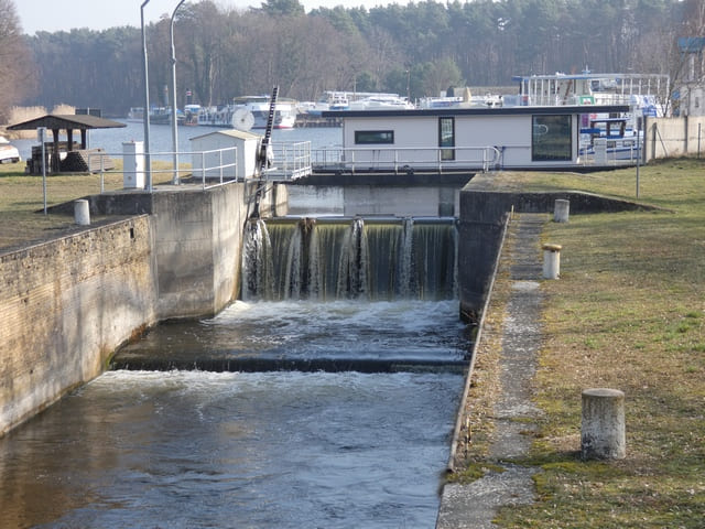 Wehr an der ehemaligen Schleuse am Malzer Kanal