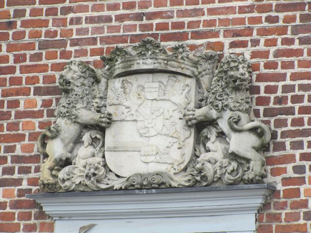 Wappen des Hauses Oranien am ehemaligen Waisenhaus