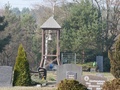 Glockenturm auf dem Friedhof