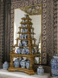 Schlossmuseum, Etagère in der Porzellankammer