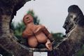 Schaugarten Schwante, Skulptur "Nackttittige Wuchtbrumme"