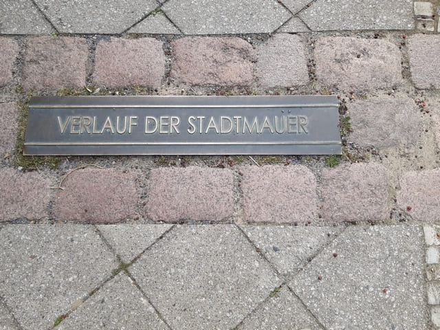 Markierung der einstigen Stadtmauer