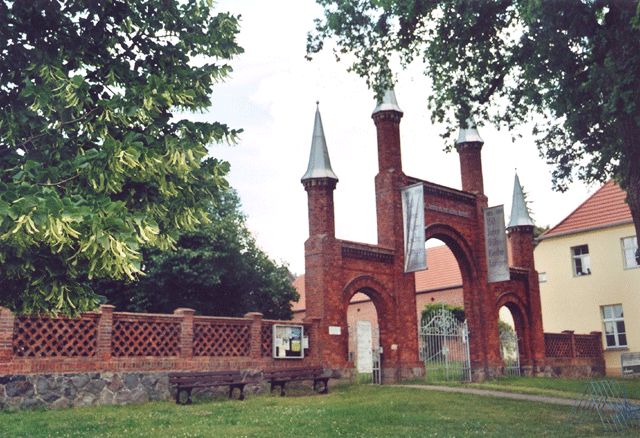 Stüler-Kirche, Eingangstor