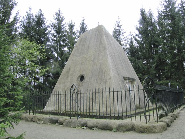 Grabpyramide im Schlosspark