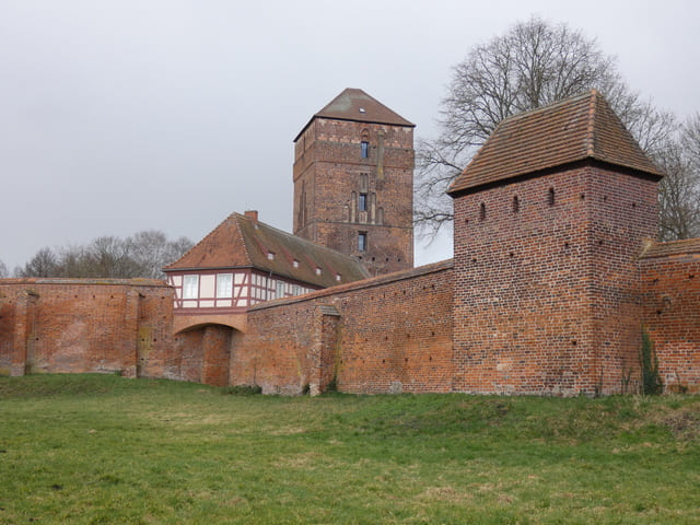 Alte Bischofsburg mit Glinzmauer