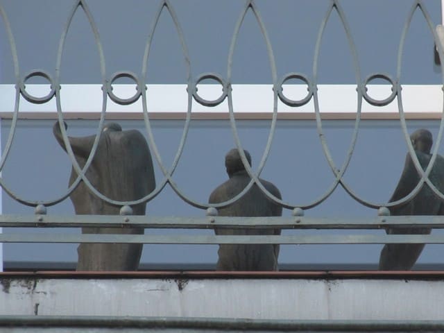 Dunkle Figuren im Fenster