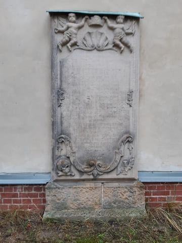 Grabtafel an der Dorfkirche Fahrland