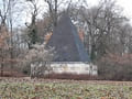 Pyramide im Neuen Garten