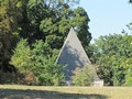 Pyramide im Neuen Garten