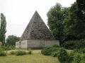 Pyramide im Neuen Garten