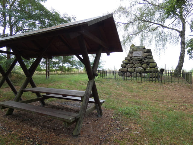 Steinpyramide mit Rastplatz