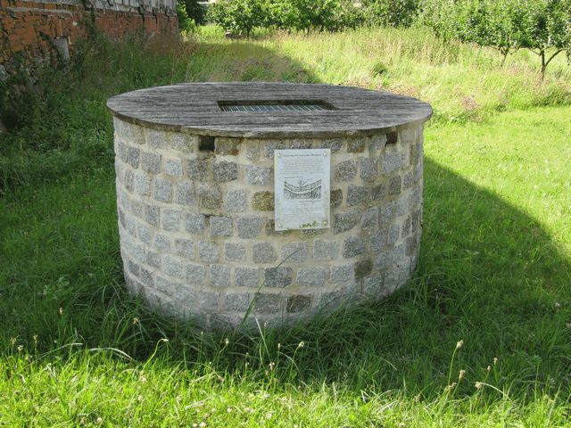 Artesischer Brunnen am Gutshaus