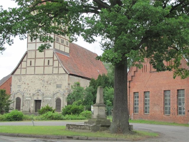 Ortsmitte mit Kirche