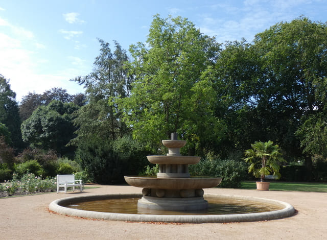 Ostdeutscher Rosengarten, Kaskadenbrunnen