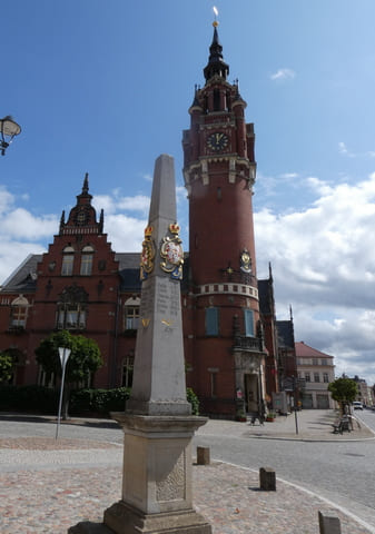 Rathaus mit Kursächsischer Postmeilensäule