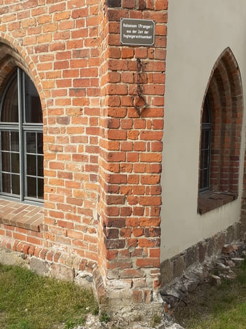 Kloster Zinna, Halseisen an der alten Abtei<BR />Foto von Karin Barthold