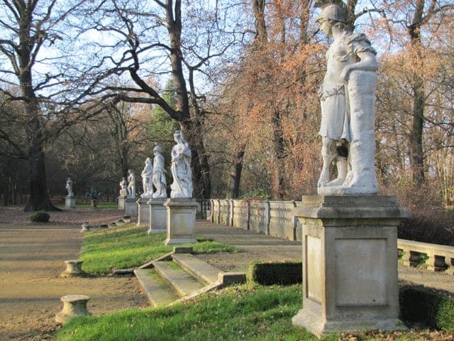 Statuen aus der griechisch-römischen Sagenwelt im Schlosspark