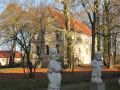 Schloss Wiepersdorf, Callot-Figuren und Kirche