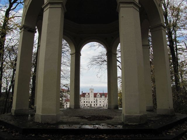 Apollotempel mit Blick zum Schloss