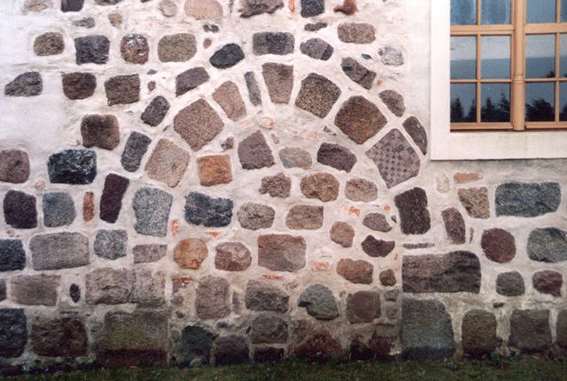 Zugemauerte Kirchpforte mit Schachbrettstein