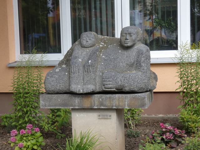 Lesender Mann mit Sohn