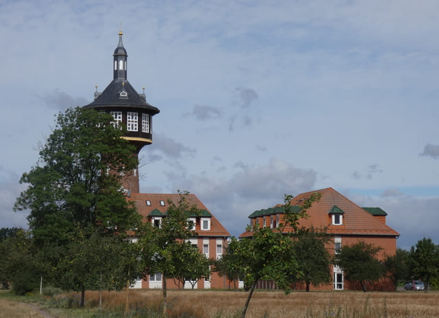 Wasserwerk mit Wasserturm und Brunnenhaus