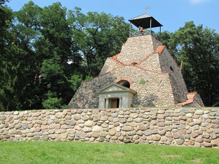 Pyramide in Garzau